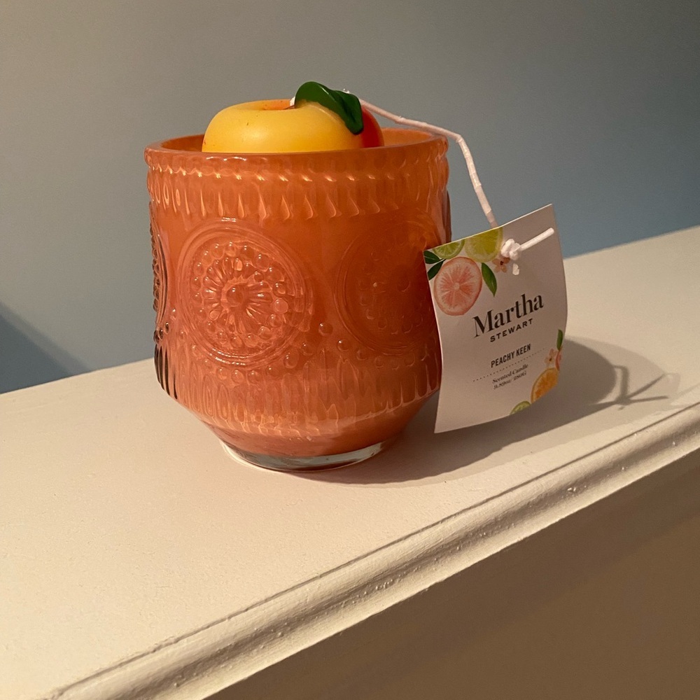 Martha Stewart Peachy Keen Candle NWT this smells amazing